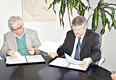 Los Dres. Hernán Fares Taie y Otto Wöhler (INIDEP) durante la firma del convenio marco de colaboración.